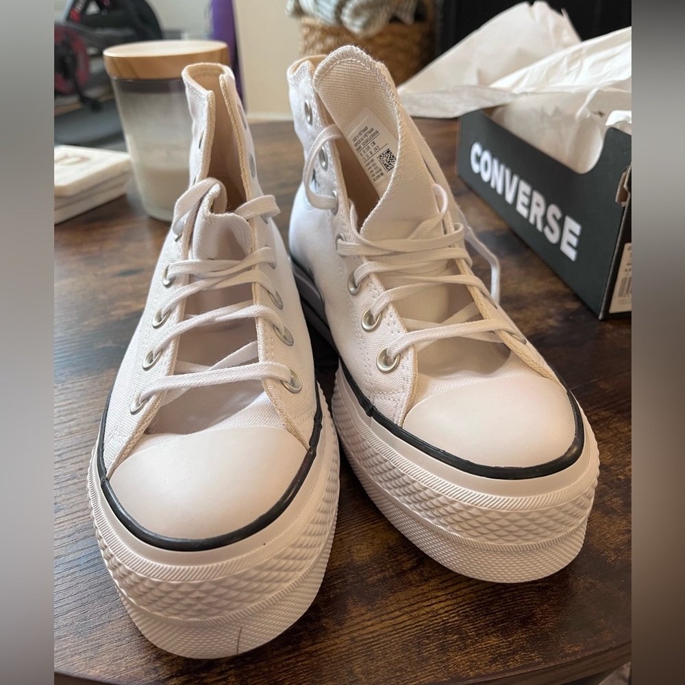Platform canvas converse NEW WITH BOX NEVER WORN